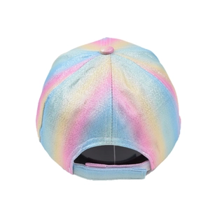 Detailansicht der bunten Batik-Kinder-Baseballkappe mit verstellbarem Klettverschluss