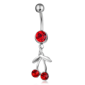 Silberner Bauchnabelpiercing mit einem leuchtend roten Kirsch-Anhänger auf Weiß