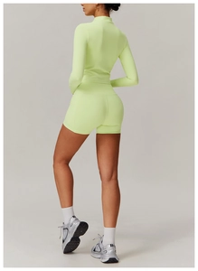 Vue arrière du haut de yoga à manches longues vert fluo et du short de fitness assorti