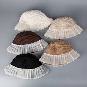Gestrickte Sonnenhüte im Lolita-Stil mit weißen Spitzenrüschen in vielen Farben