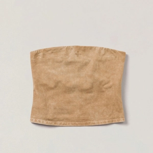 Détail d'un haut bustier en daim kaki avec broderie étoile et texture veloutée