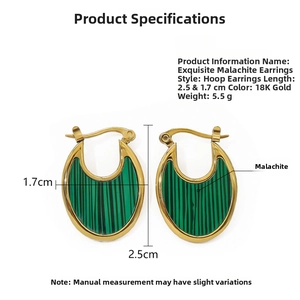 Détail des boucles d'oreilles malachite en or 18K avec dimensions de 2,5cm et 5,5g