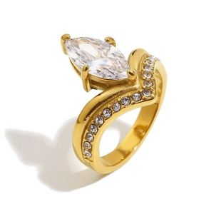 Anello a corona a V in acciaio inossidabile placcato oro 18K con zirconi a marquise