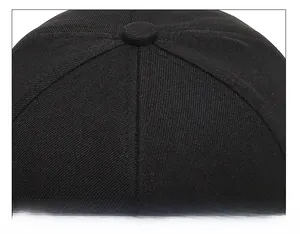Détail des coutures précises et du bouton supérieur de cette casquette de baseball noire
