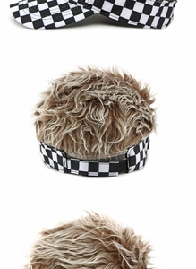 Dettaglio della chiusura velcro e cappello a scacchi con parrucca sintetica castana