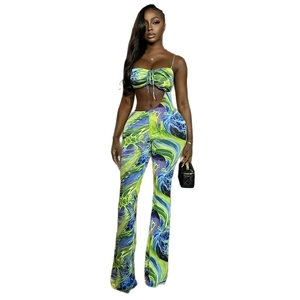 Ensemble deux pièces imprimé fluide pour femme avec haut bustier et pantalon évasé