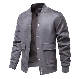 Détail d'une veste en daim gris avec boutons-pression métalliques et col en maille