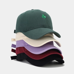 Empilement de casquettes en coton avec broderie trèfle sur la casquette du haut