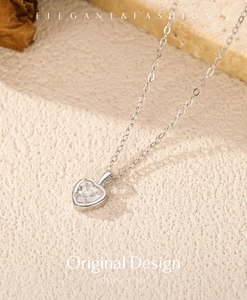 Détail d'un collier en argent élégant en forme de cœur avec pierre précieuse sur pierre