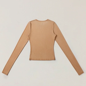 Détail de haut à manches longues en tricot côtelé caramel avec texture verticale