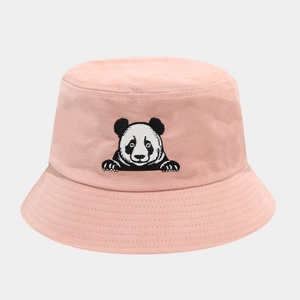 Gros plan sur un bob rose orné d'une broderie détaillée de panda noir et blanc