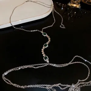 Chaîne de corps élégante avec strass émeraude et franges argentées style luxueux