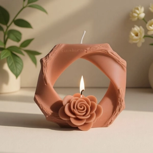 Candela profumata ad anello con rosa creativa dal design a spirale e trama realistica