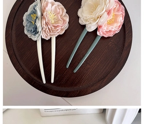 Détail d'épingles à cheveux rose et bleu en tissu sur plateau bois pour coiffure chinoise