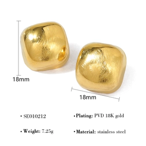 Detail van 18mm vierkante geborsteld gouden oorknopjes met 18K PVD coating specificatie