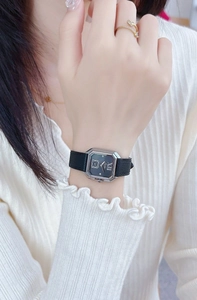 Vue détaillée de la montre rectangulaire Scottie pour femme avec un bracelet en cuir noir