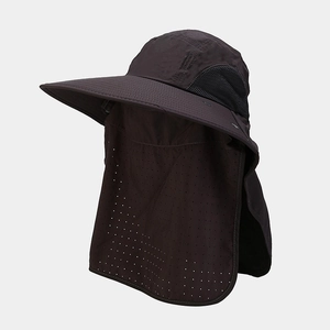 Détail du chapeau de soleil gris foncé avec panneaux en maille et masque de protection