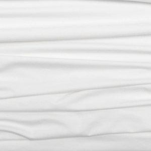 Gros plan sur la texture du tissu blanc doux avec d'élégants détails plissés sur la robe