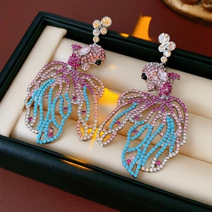 Vue macro de boucles d'oreilles poisson vintage avec strass sur un coffret à bijoux