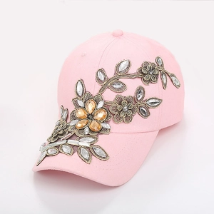 Casquette de baseball rose avec broderie florale complexe et accents de strass