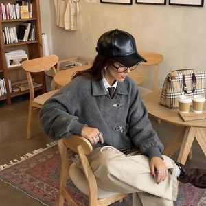 Chaqueta utilitaria gris oscuro con solapa y estética de café vintage estilo retro