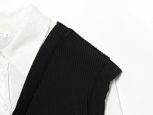 Dettaglio del colletto in popeline bianco con gilet in maglia nera a coste strutturate