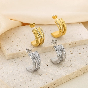 Boucles d'oreilles en C en acier inoxydable avec texture spirale et zircons brillants