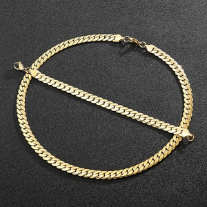 Detailansicht von vergoldetem Panzerketten-Set aus Halskette und Armband mit Karabiner