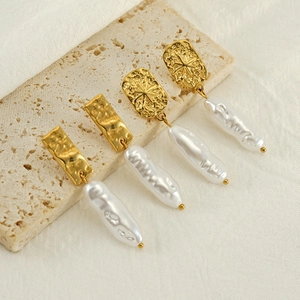 Boucles d'oreilles perles baroques françaises classiques avec texture dorée martelée