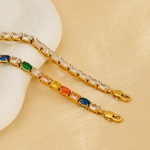 Bracelets tennis dorés luxueux avec zircons colorés et transparents sur fond soie