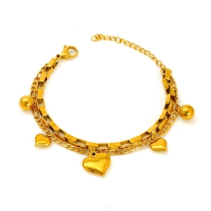 Bracelet double rang en acier titane avec cœurs et perles dorées sur fond blanc neutre