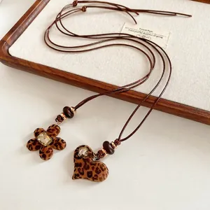 Collier Pendentif Coeur Vintage Imprimé Léopard Résine Strass Perles En Bois Corde Similicuir Chaîne Pull Pour Femme