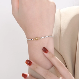 Détail du bracelet doré à fermoir magnétique serti de zircons cubiques blancs brillants