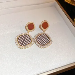 Boucles d'oreilles rétro géométriques pied-de-poule avec perles et base dorée