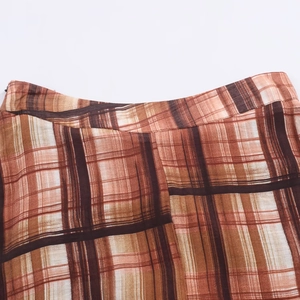 Falda midi a cuadros marrones para mujer con tejido texturizado y cintura elástica