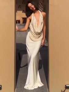 Élégante robe de soirée dos nu ivoire avec décolleté drapé et finition en satin