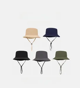 Dettaglio di cappelli da sole ultraleggeri in cinque colori con lacci regolabili