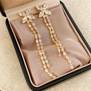 Dettaglio di orecchini a farfalla placcati oro 18K con nappe in zirconia cubica lucida