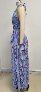 Detail eines hellblauen Chiffon-Blumenkleids mit gestuften Volants und Boho-Muster