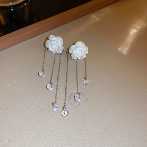 Boucles d'oreilles camélia élégantes avec chaînes argentées et gouttes de cristal