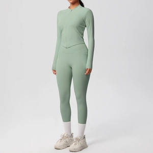 Détail de l'ensemble de yoga vert sauge montrant la poche latérale du legging