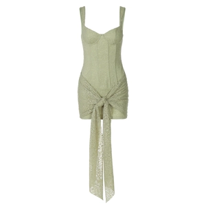 Dettaglio mini abito in pizzo verde chiaro con corpino stile corsetto e lacci in vita