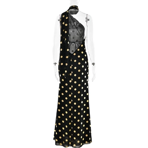 Dettaglio dell'abito lungo nero con pois dorati, scollo all'americana e schiena scoperta