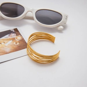 Dettaglio del bracciale rigido multistrato in acciaio inossidabile placcato oro 18K