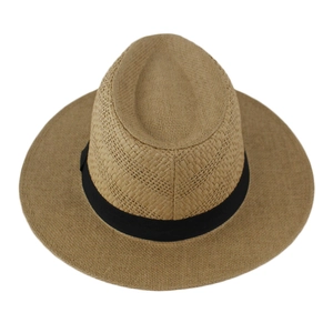 Vista dettagliata di un cappello di paglia estivo traspirante con nastro nero