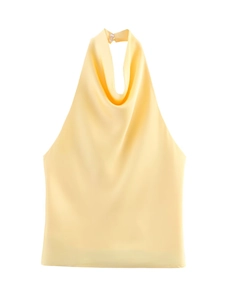Dettaglio del retro di un top a lupetto in raso giallo chiaro con chiusura a bottone sul collo