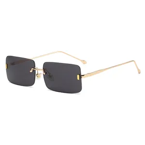 Moderne randlose Rechteck-Sonnenbrille mit dunkelgrauen Gläsern und schmalen Goldbügeln