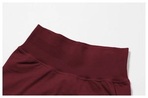 Detailansicht der nahtlosen burgunderroten Yoga-Leggings mit hohem Rippstrickbund