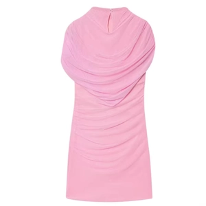 Ärmelloses rosa Minikleid mit Rollkragen, eleganten Raffungen und eng anliegender Passform