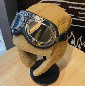 Dettaglio del cappello da aviatore kaki con fodera in pile spesso e occhiali